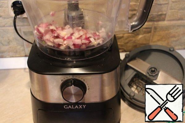 With the same nozzle, cut the red onion into cubes.