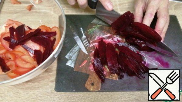 Cut fresh tomatoes into half rings, and boiled beets into strips. Place in a deep bowl.