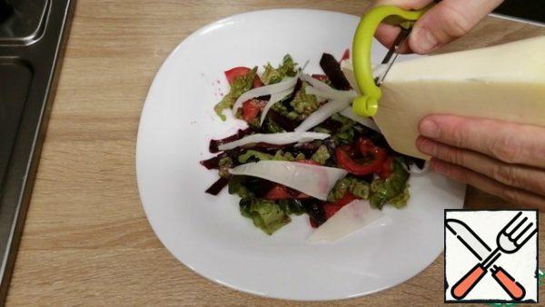 Arrange the salad on plates, top with thinly sliced goat cheese with a vegetable peeler. Colorful, light and very tasty salad is ready.