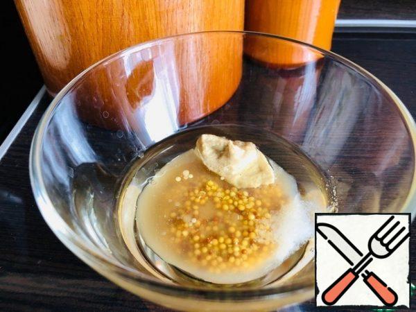 1. Prepare the filling.
In a bowl, mix: 1 tsp. ordinary mustard + 2 tsp. Dijon mustard, 9% vinegar, vegetable oil, salt, mix. We put the filling in the refrigerator.