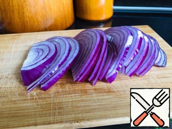 2. Cut the onion into half rings.