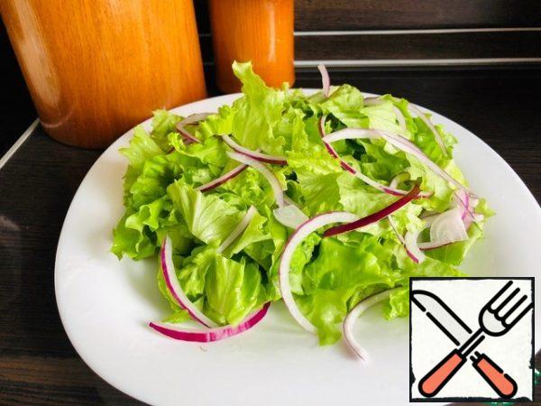 4. In a salad bowl, put lettuce leaves, onions.