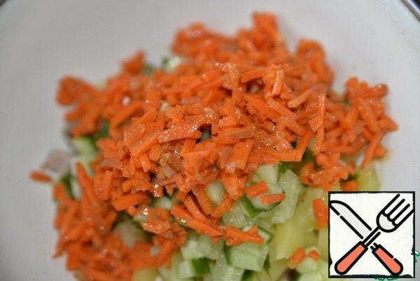 Carrots in Korean are slightly crushed. Add to the salad.
