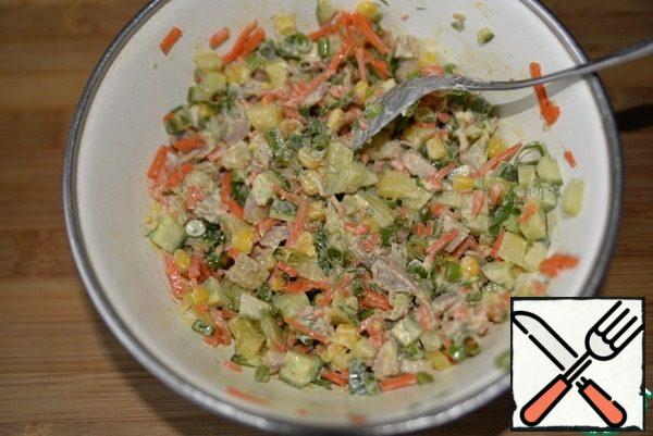 Fill the salad with a mixture of mayonnaise and sour cream. Mix it up. We put the salad before serving in the refrigerator.
