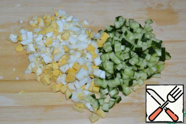Cut the eggs and cucumber into cubes and put them in a salad bowl.