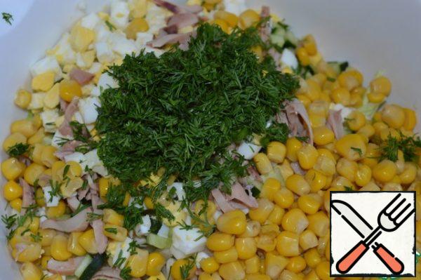 Put the chopped dill and mayonnaise in a salad bowl, mix and send to the refrigerator for min 1 hour.