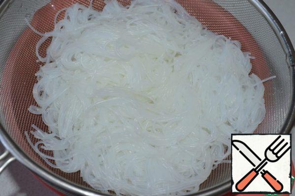 Funchosa is prepared according to the instructions on the package (pour boiling water, stand for a certain time, rinse with cold water.) You
can walk on it with scissors to slightly shorten the threads of the vermicelli.