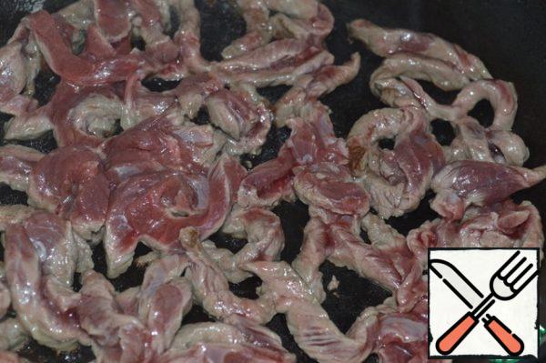 Heat the oil in a frying pan, add a clove of garlic, cut into several parts, and warm up. Once the garlic is golden, remove it.
Put the beef in the garlic oil.
Fry, stirring, over high heat for 5-7 minutes.
Shortly before the end of cooking, add salt and season.