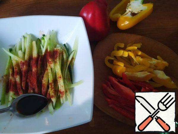 Add sugar, soy sauce, lemon juice, hot pepper, paprika and mix.
Cut the pepper into strips.