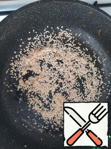 In a dry frying pan, fry the sesame seeds and mustard (1 min).