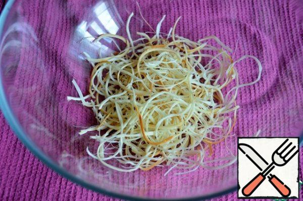Pick the cheese with threads.
This is probably the most "time-consuming" process, but it should not be neglected.