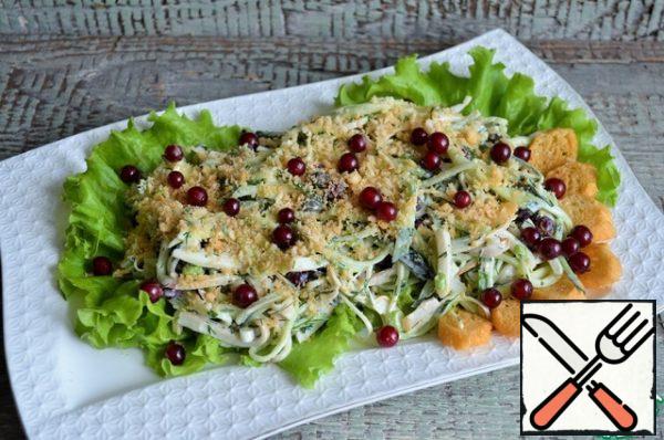 Serve on lettuce leaves, sprinkled with breadcrumbs.
Garnish with crackers and red currants.