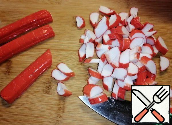 Cut the crab sticks into large pieces. Pour into a deep bowl.