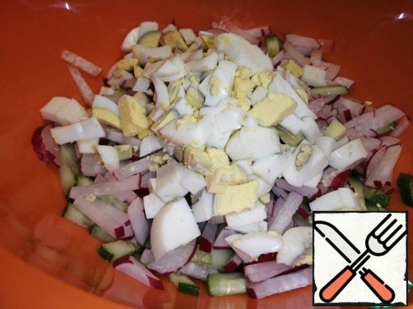 Coarsely chop the boiled eggs.