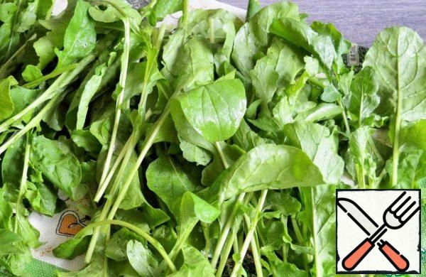 Fill the arugula with cold water and salt for 10 minutes.
Rinse and dry.
