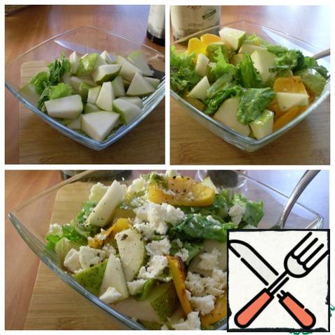 Cut the pear into pieces, tear the salad leaves with your hands. Put everything in a salad bowl and crumble a piece of cheese. Add salt to taste and season with olive oil. Mix well. If desired, pepper with black freshly ground black pepper.