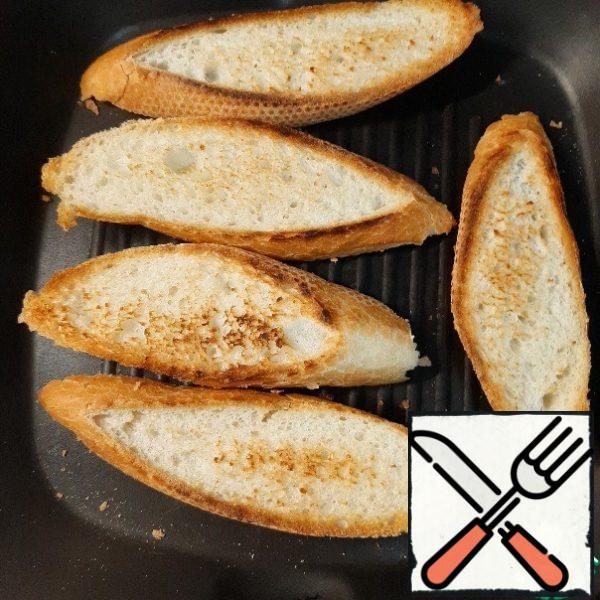 The number of ingredients you can take to your taste.
Cut the baguette and dry it on both sides in a hot frying pan.