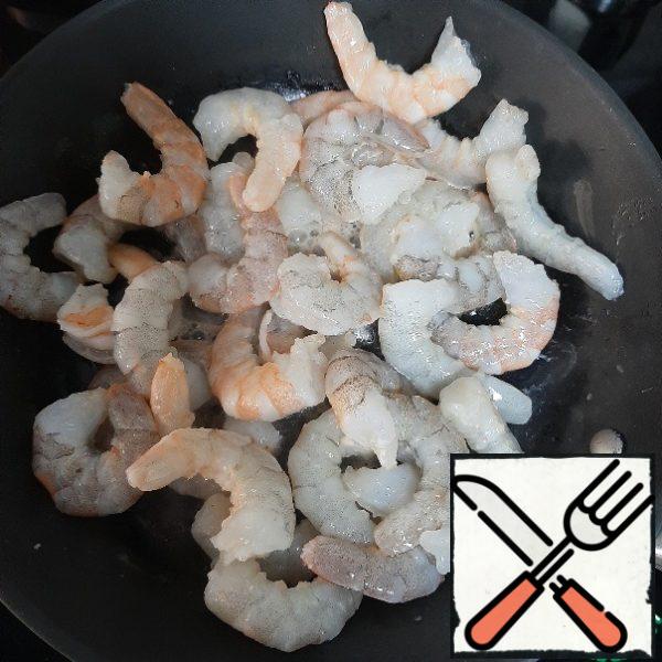 Peel the shrimps, wash them, and fry them quickly. You can take ready-made shrimp.