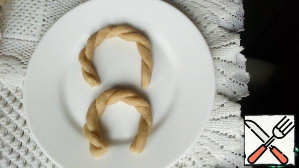 We fold in the form of a horseshoe. The length of the handles is about 10-12 cm. You can attach it to the basket and try on.