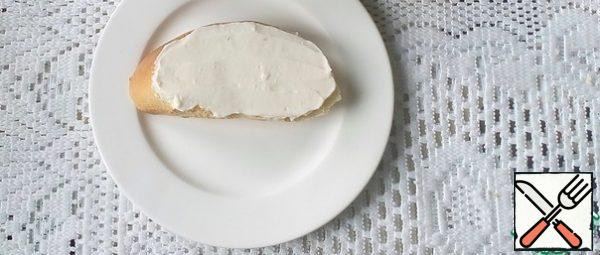 Spread the pieces of baguette with cream cheese.