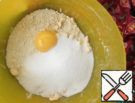 
Separate the white from the yolk; the white is needed to grease the cake.
Add yolk, sugar and vanillin to the crumb.