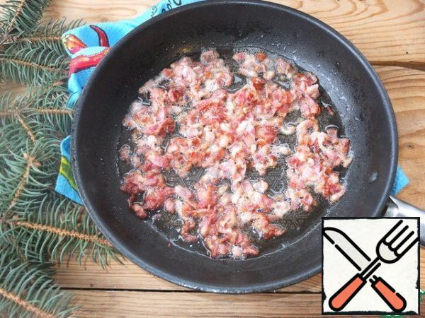 
Chop the bacon and fry in a dry frying pan until crisp.