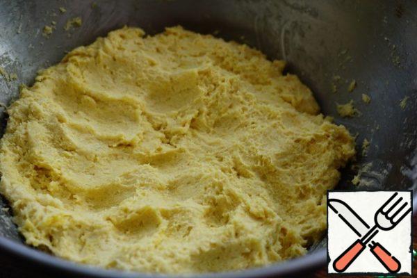 Leave it for an hour to come up. It does not come out as fluffy as we are used to, since corn flour and a large amount of butter make it heavier, but the result after baking is very interesting.