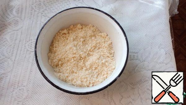 
Add salt, sugar and chopped cold butter to the flour. Grind into crumbs.