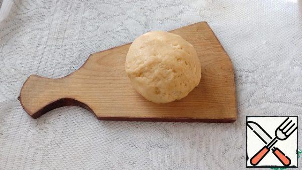 
Add the yolk and, if necessary, a little ice water. Putting the dough into a ball. Flatten, wrap in plastic and refrigerate for 30 minutes.
So that there was nothing left, I put the protein in the dough, and smeared the "handles" and baskets inside with yolk.