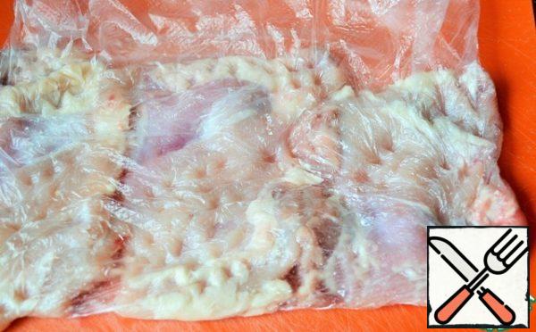 Lightly beat off the meat of the thighs, it is more convenient to do it in a bag.