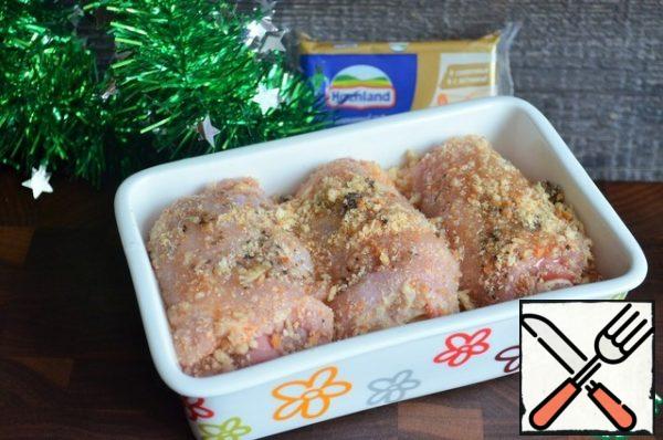 Breaded rolls in breadcrumbs, put the blanks in a refractory mold. Drizzle with olive oil, sprinkle with the rest of the loaf on top.