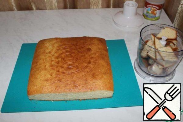 Cut off the edges and grind into crumbs.