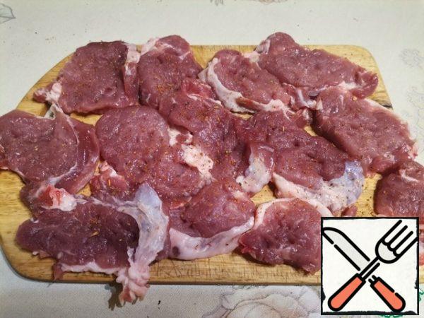 Wash the pork tenderloin, dry and cut into medallions. Beat off the meat on both sides. Salt each bite and season with spices of your choice. Let the meat soak for 5 minutes.