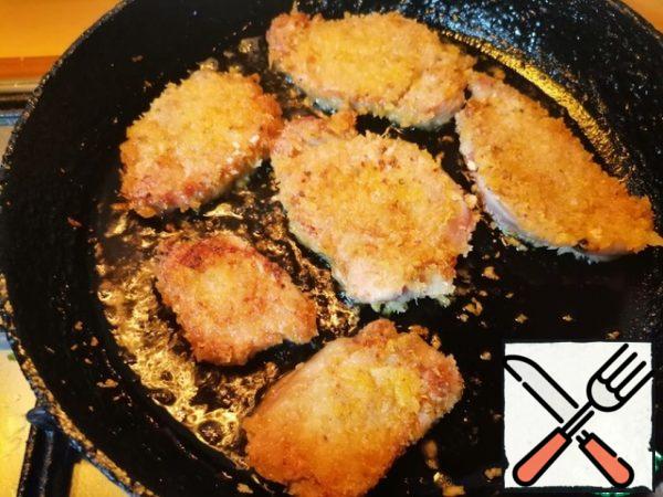 In hot vegetable oil, fry the chops over medium heat on each side for 2 minutes until golden brown.