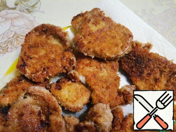 Spread the finished chops on a paper towel to remove excess fat.