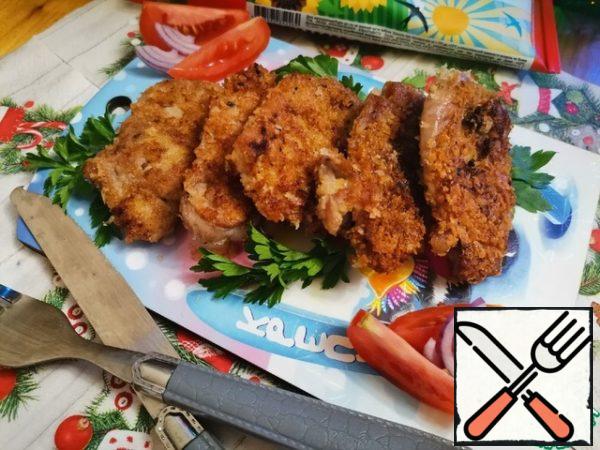 Serve hot chops with fresh vegetables or another side dish of your choice. The meat is tender, with a crispy crust. Very tasty!

Enjoy your meal!