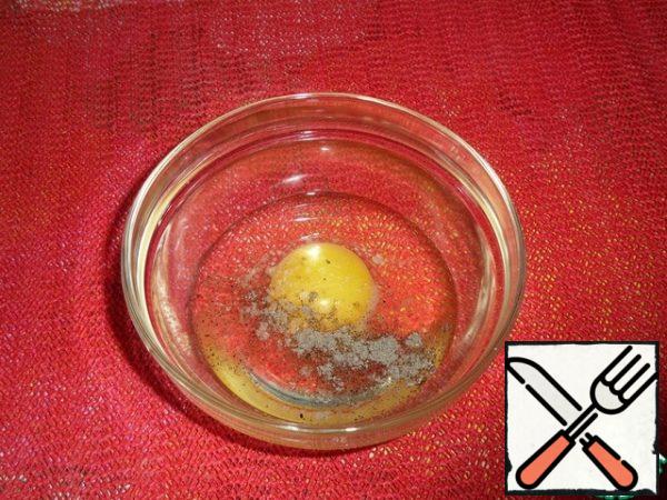 Let's prepare the products. We turn on the oven for heating. 
Break the egg into a cup, add a pinch of salt and a mixture of peppers to taste.