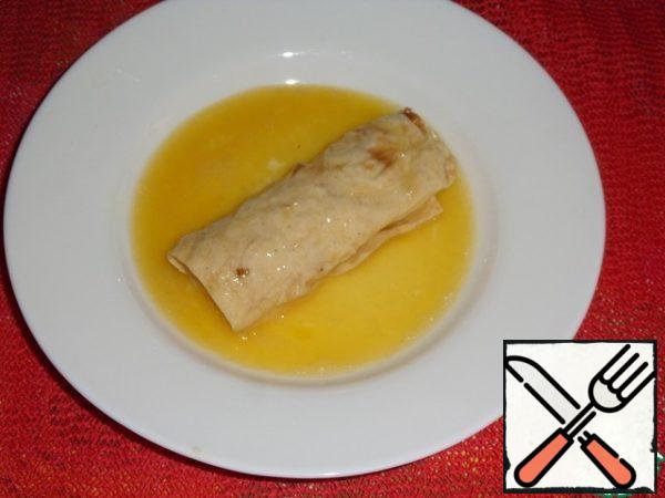 
In a cup, beat an egg and a pinch of salt. We bathe each roll in a beaten egg mixture.