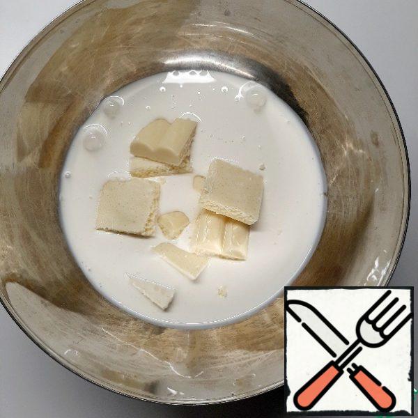 Break the chocolate into cream pieces. Melt in a water bath, stirring.
