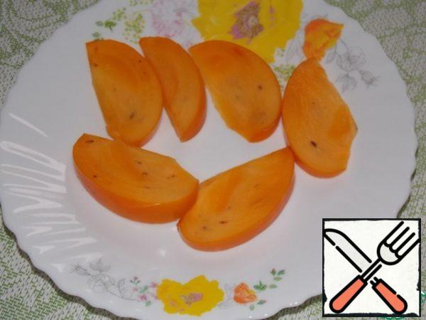 
Cut the persimmon into small slices. Better to use a not quite soft fruit.