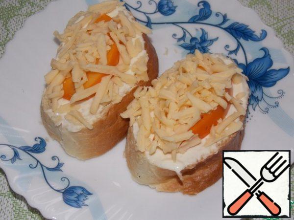 Sprinkle on top with hard cheese, grated on a coarse grater. 