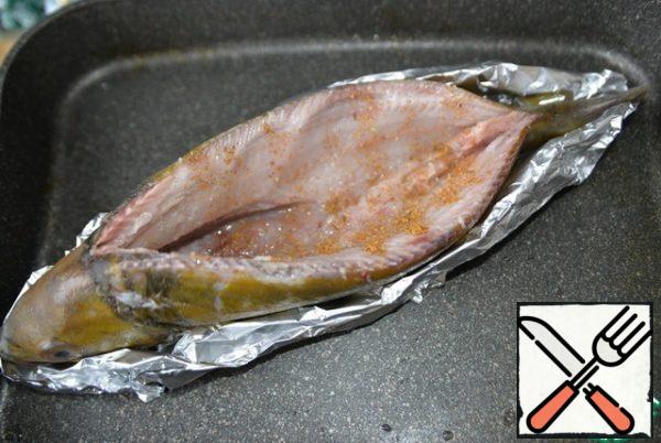 
Wash the fish inside, dry it, rub it with salt, lemon juice, a mixture of peppers. We take the form, put the foil in two layers, grease with oil. We put the perch on the foil, fix the fish. We leave to marinate.