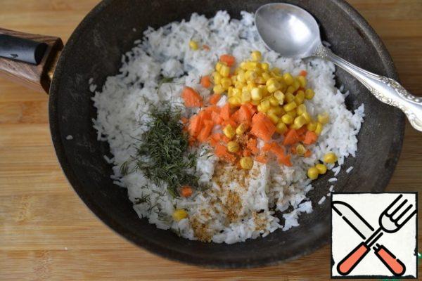 Put salt, a mixture of peppers, melted butter, corn, finely chopped carrots, chopped dill in the cooled rice.