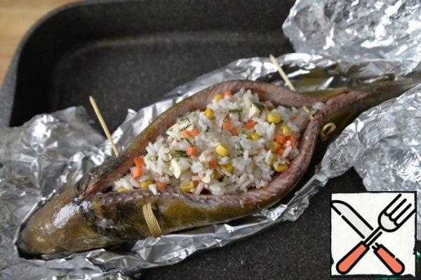 Stuff the perch with rice. We fasten with skewers so that the fish does not crawl when baking. Grease the top of the perch with vegetable oil. We put in the oven at 200 degrees. After 20 minutes, cover the rice with foil so as not to dry out. Total baking time 50 minutes.