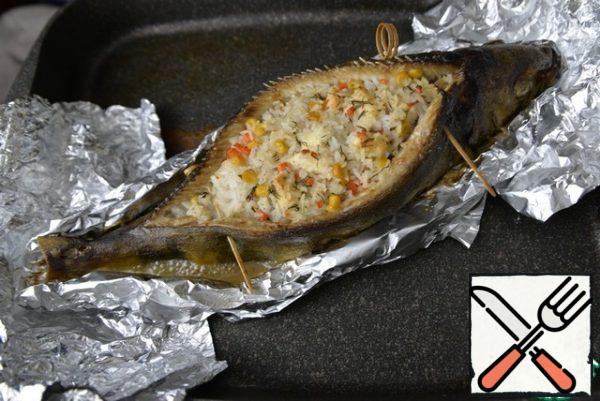 Take out the fish, serve it hot, remove the skewers when serving. Enjoy your meal!!!