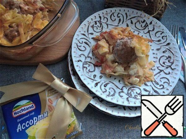 Serve hot directly from the oven. Fragrant and delicious. The cheese melted in it, combined with meatballs and a layer of onions with tomatoes. Very tasty!