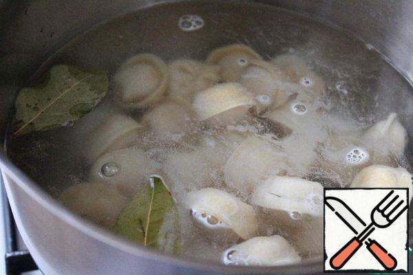 Pour water into a saucepan and put a bay leaf, bring to a boil, salt and add dumplings, cook until they float, until half cooked, and immediately take out! Do not digest !!! It is better to choose small dumplings.