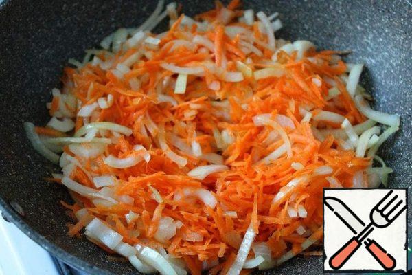 Chop the onion and grate the carrots. Pour vegetable oil into a frying pan and pour onions and carrots there, fry for 10 minutes.