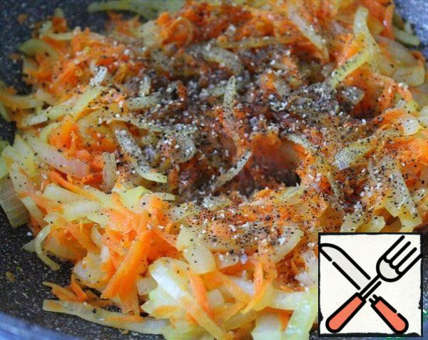 Add black pepper and a little salt to the vegetables.