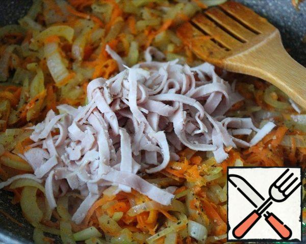 Cut the boiled pork into strips and add to the vegetables, fry for another 10 minutes.